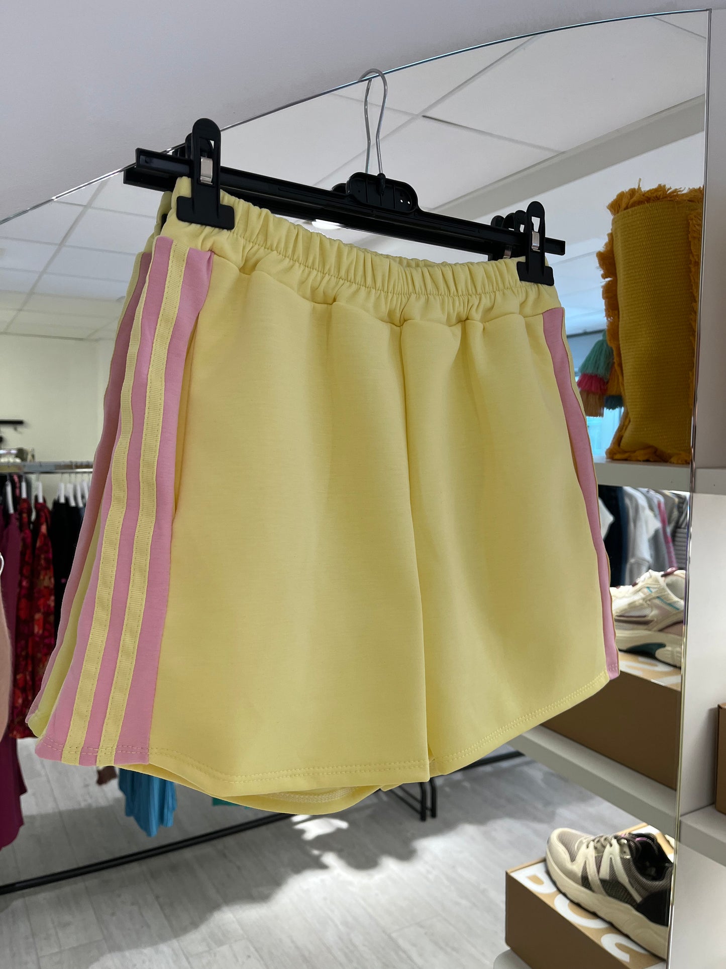 T-shirt + short set geel