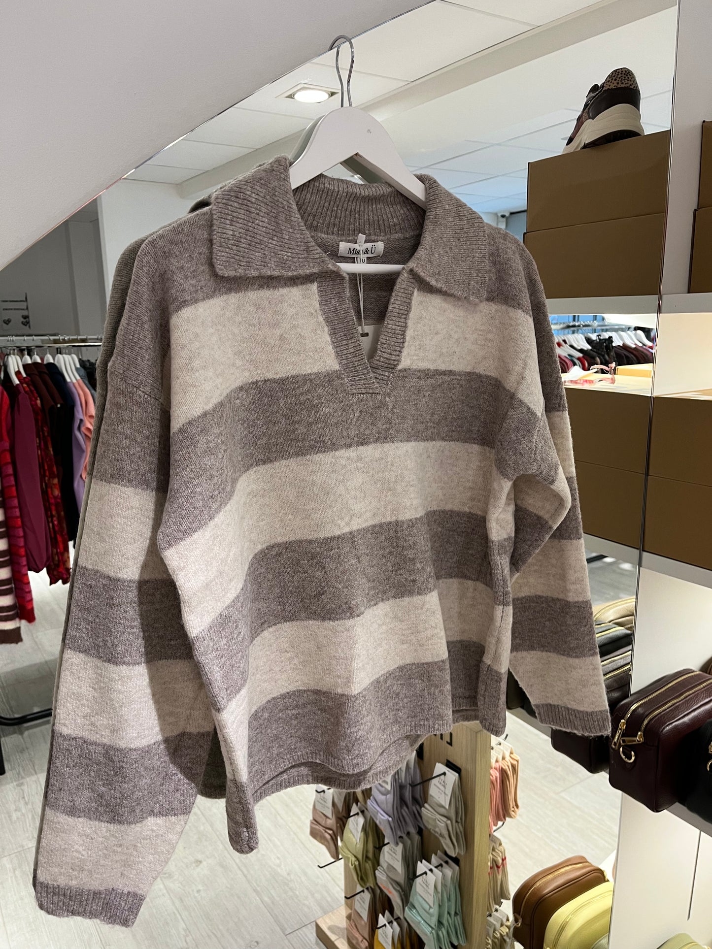 V-hals trui strepen | Beige