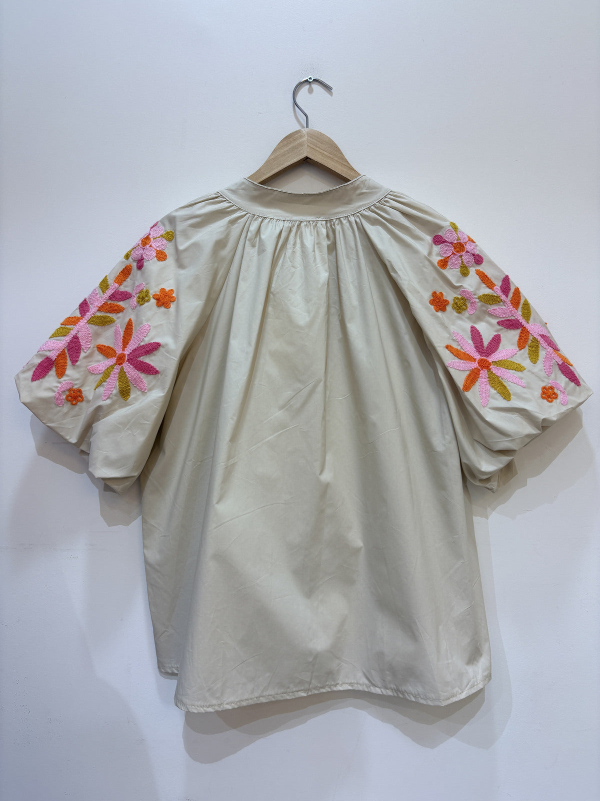 Geborduurd blouse met korte pofmouwen | Beige