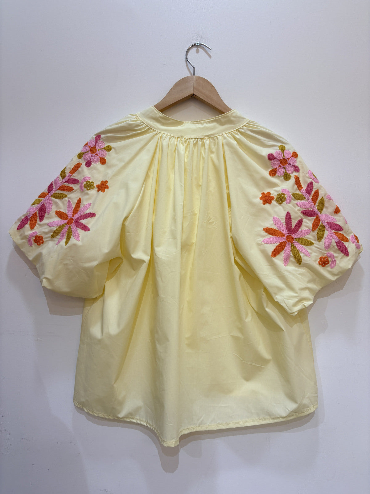 Geborduurd blouse met korte pofmouwen | Geel