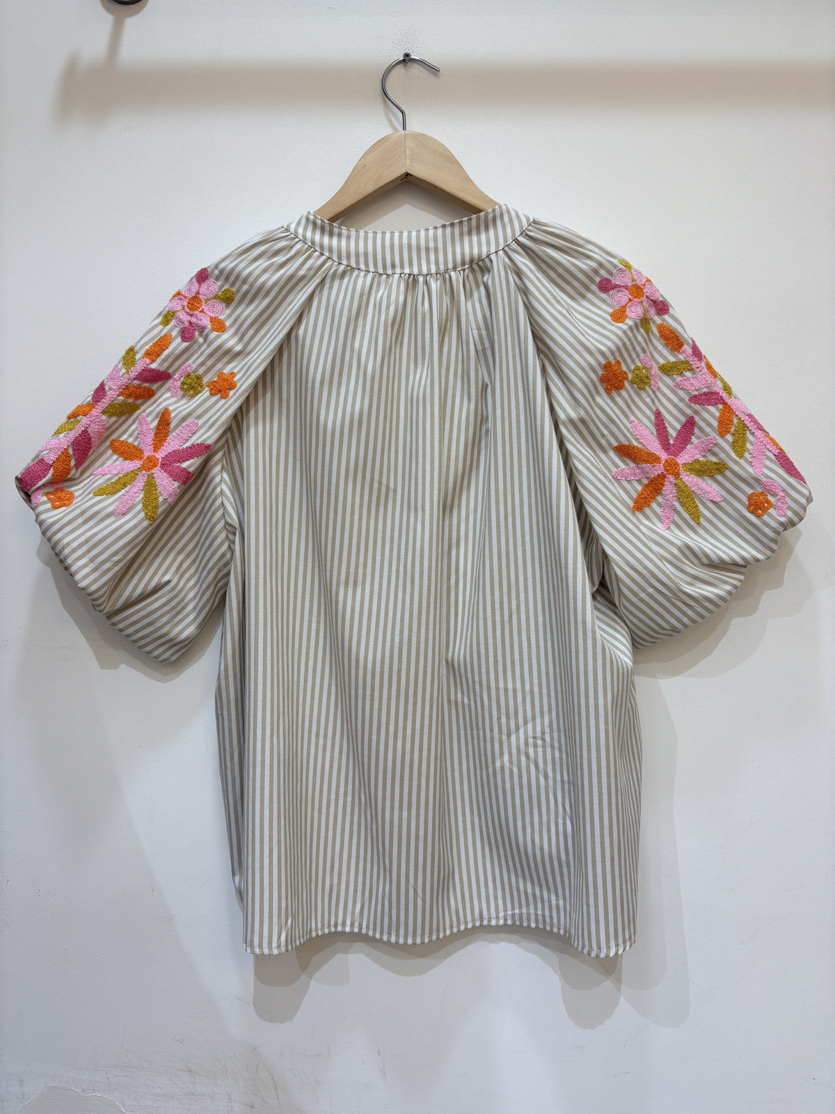 Geborduurd blouse met korte pofmouwen strepen | Beige
