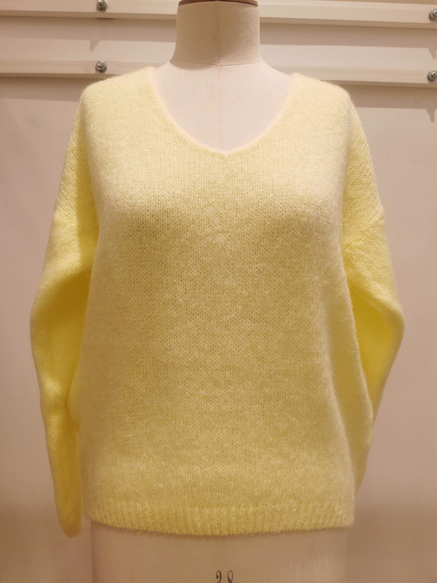 V-neck sweater | Licht geel