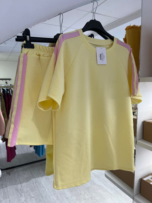 T-shirt + short set geel