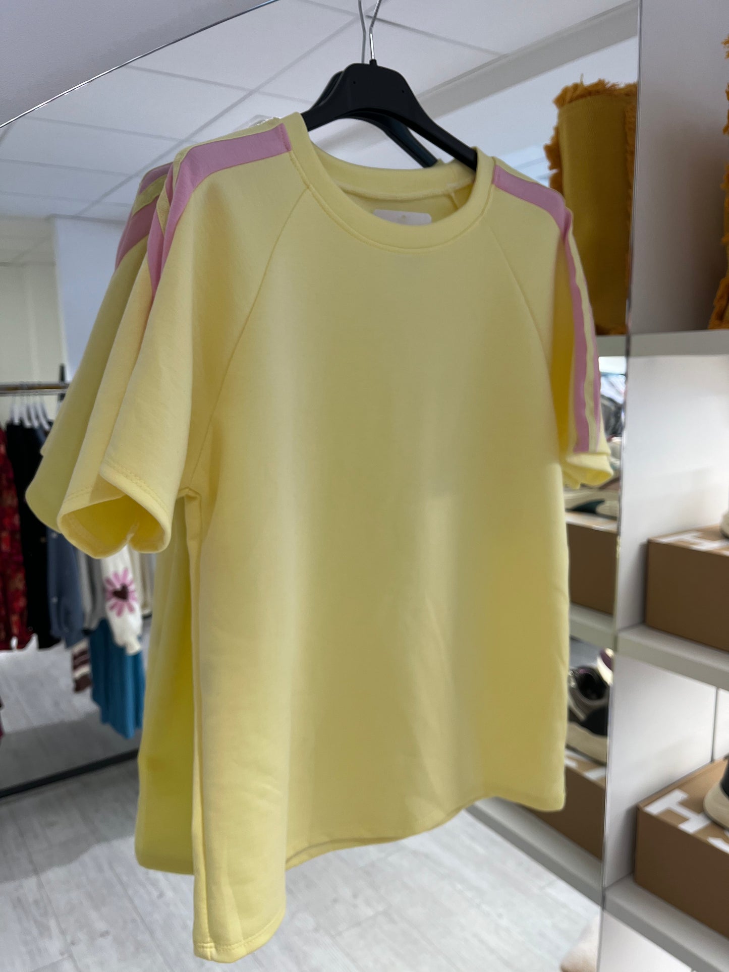 T-shirt + short set geel