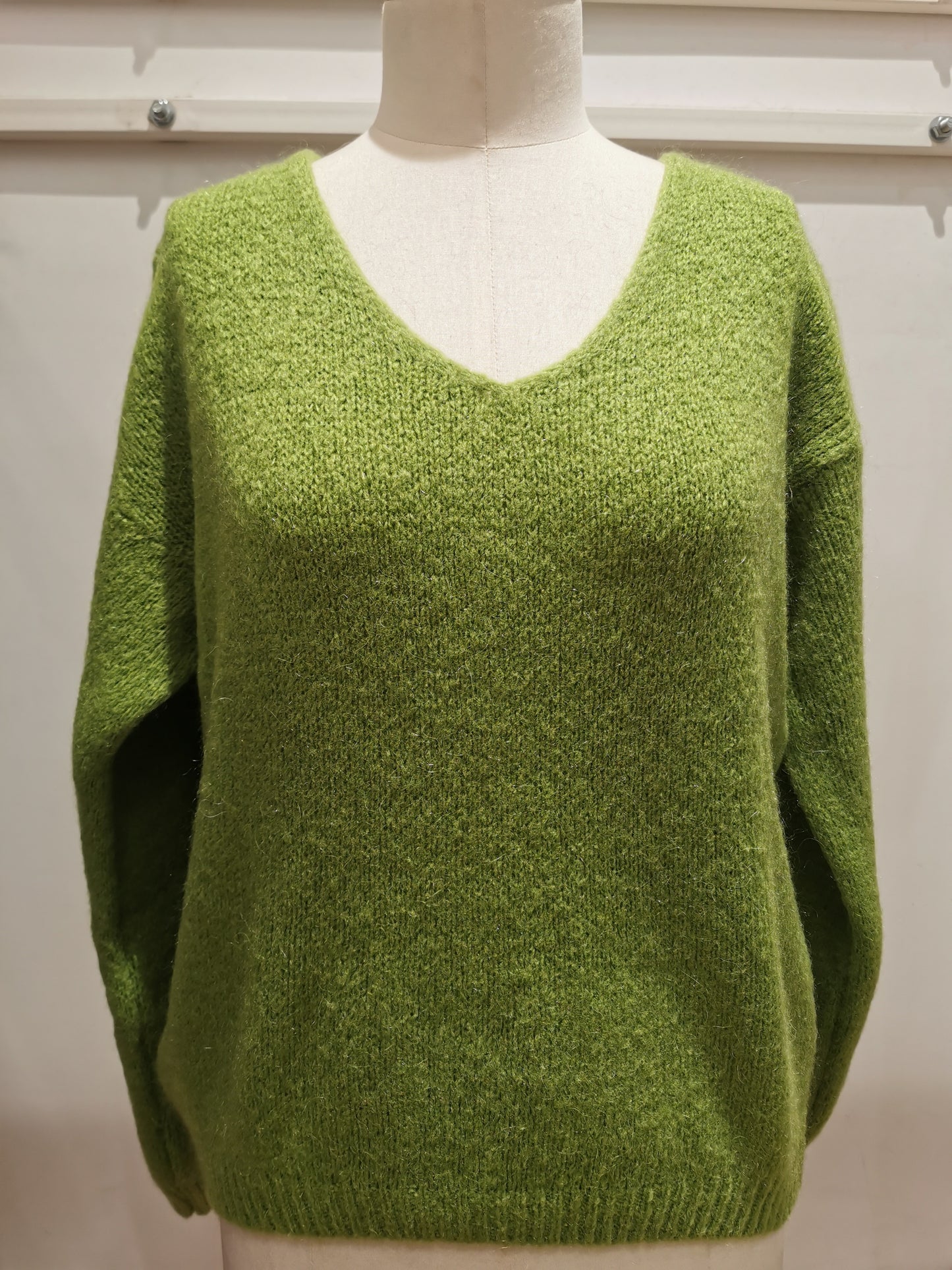 V-neck sweater | pistache