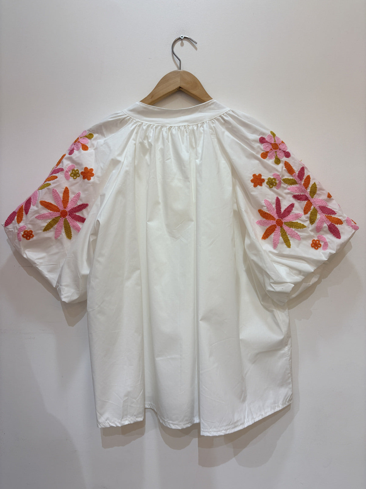 Geborduurd blouse met korte pofmouwen | Wit