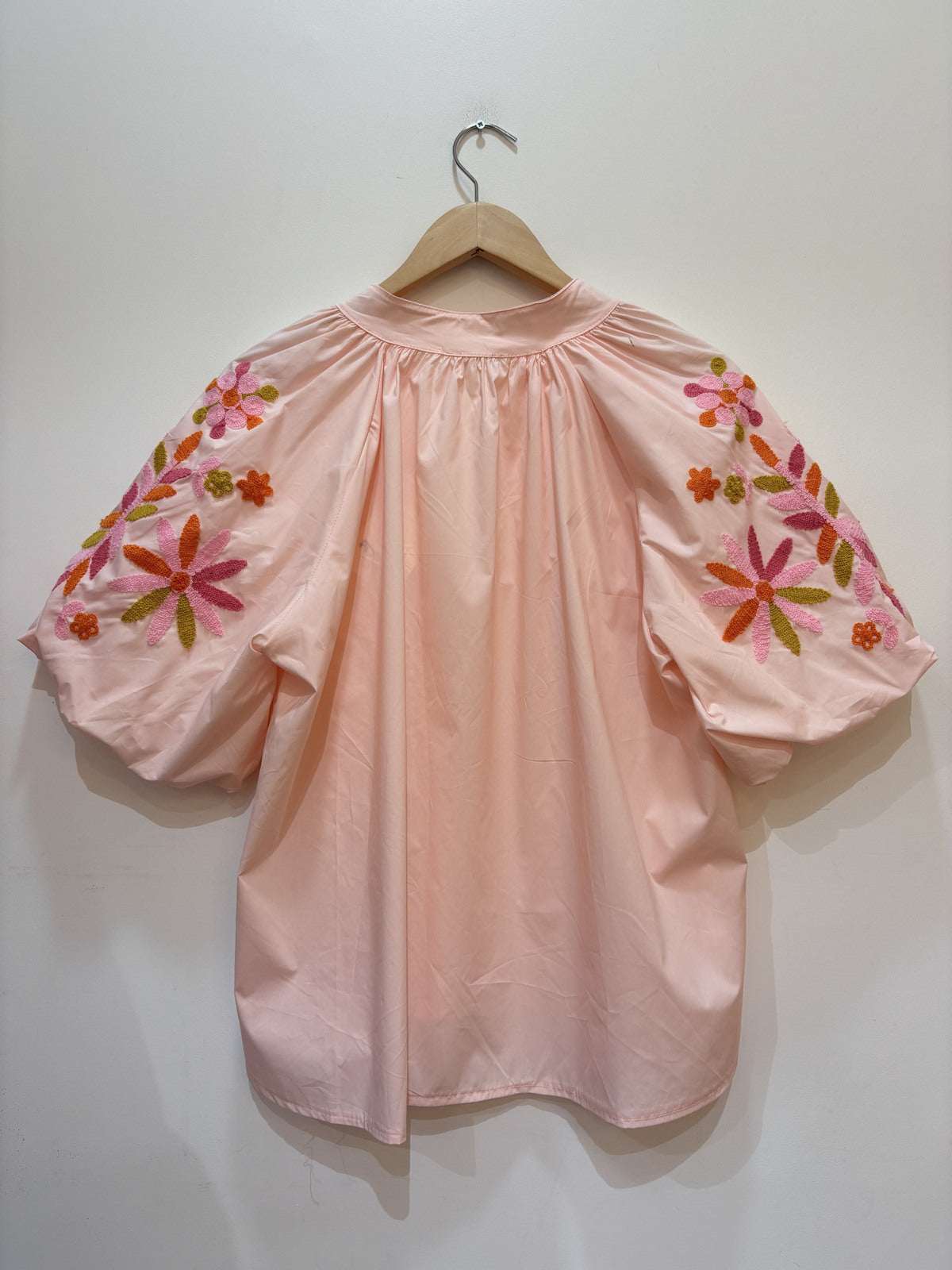Geborduurd blouse met korte pofmouwen | Licht roos