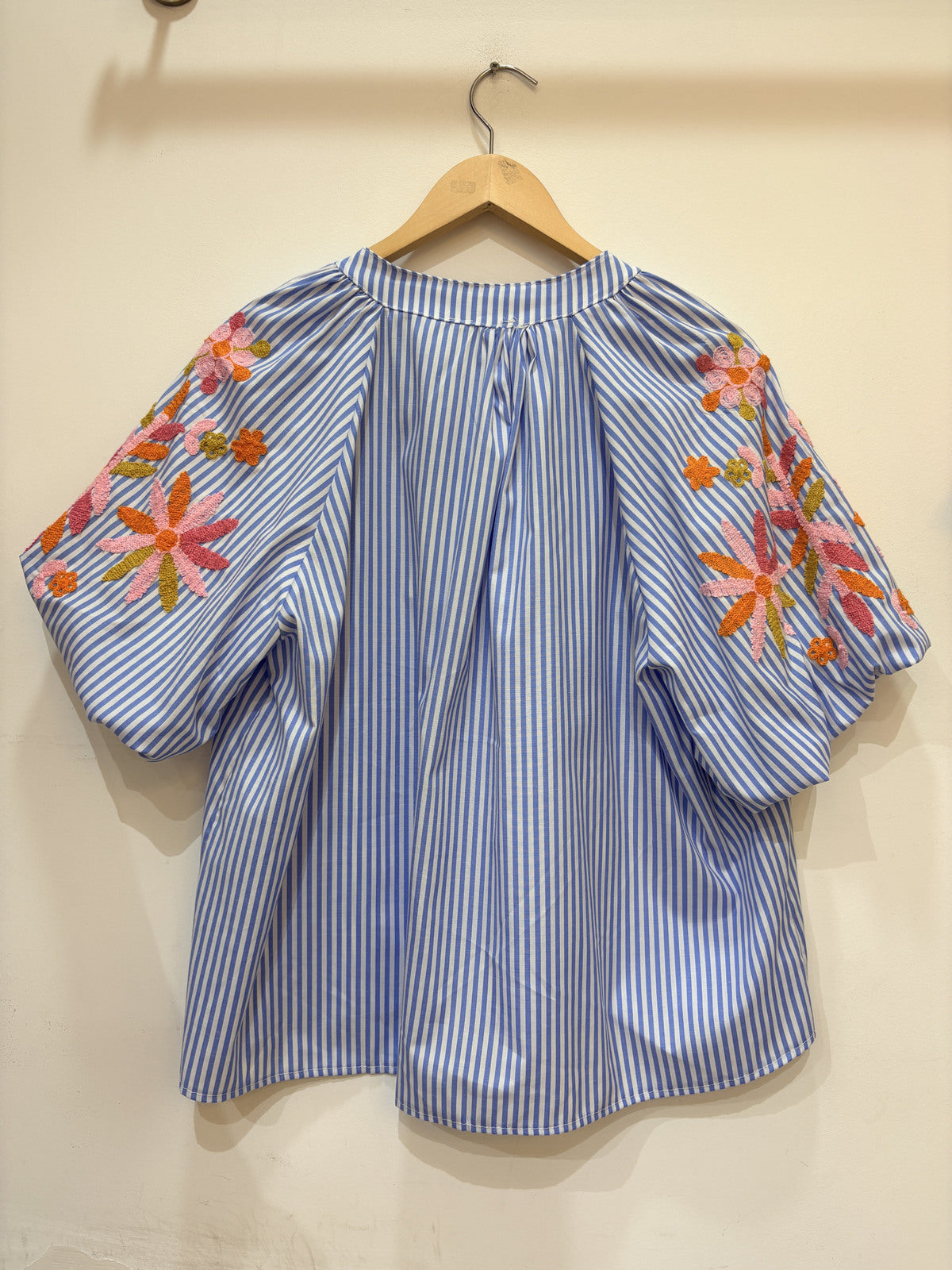 Geborduurd blouse met korte pofmouwen strepen | Blauw